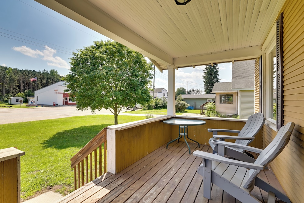 Gas Grill & Porch: Rural Hixton Vacation Home!