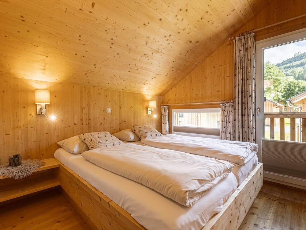 Spacious Chalet With hot tub