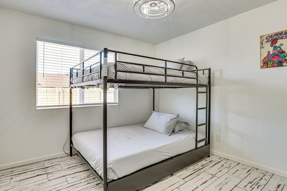 Welcoming Retreat w/ Pool & Patio in Peoria!