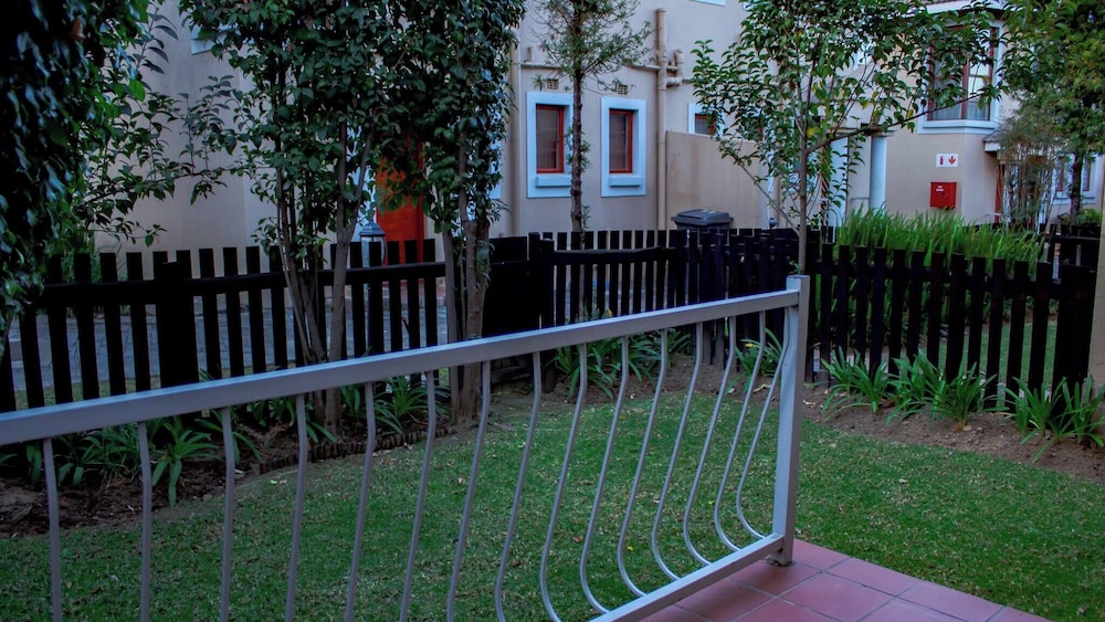 Beautiful 2 Bedroom Apartment Near Monte Casino