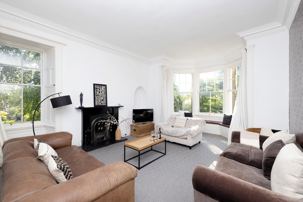 Delightful 3-bed Flat with Parking