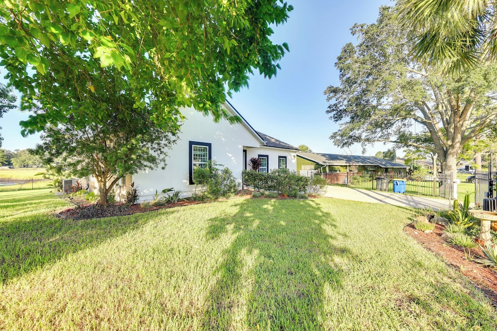 7 Mi to Dtwn Jacksonville: Riverfront Home w/ Deck