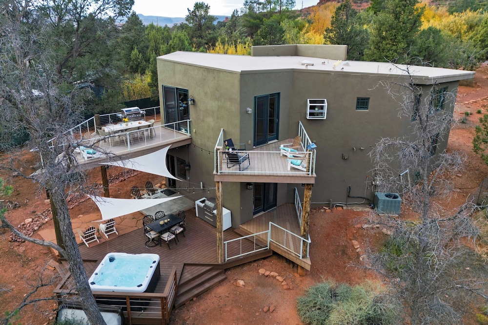 Cathedral View by Avantstay Pool Table + Hot Tub
