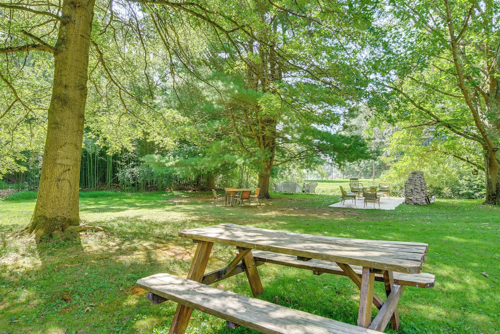 Creekside Milford Studio w/ Gas Grill + Mtn Views!