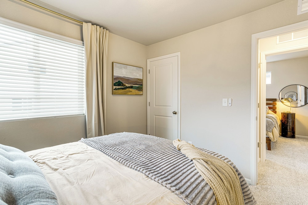 13 Mi to Dtwn Denver: Spacious Home w/ Balcony!