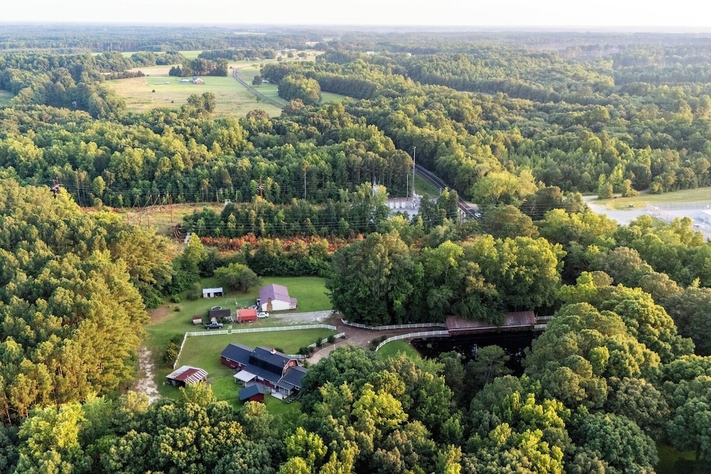 Pet-friendly 3BR Lake House Firepit & Pier
