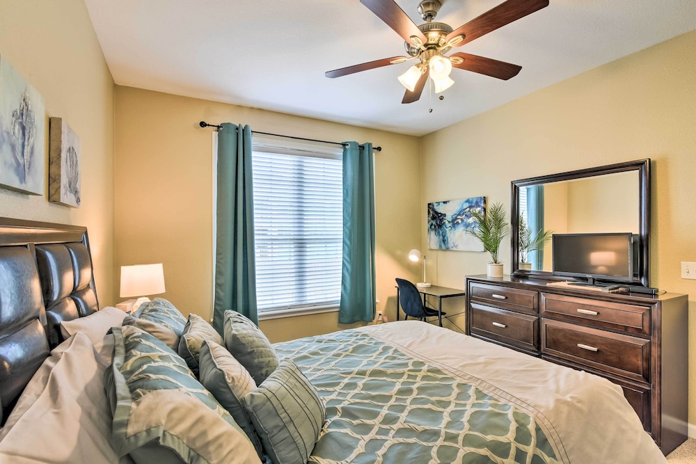 Pool Access + Balcony: Beachfront Galveston Condo! view 3