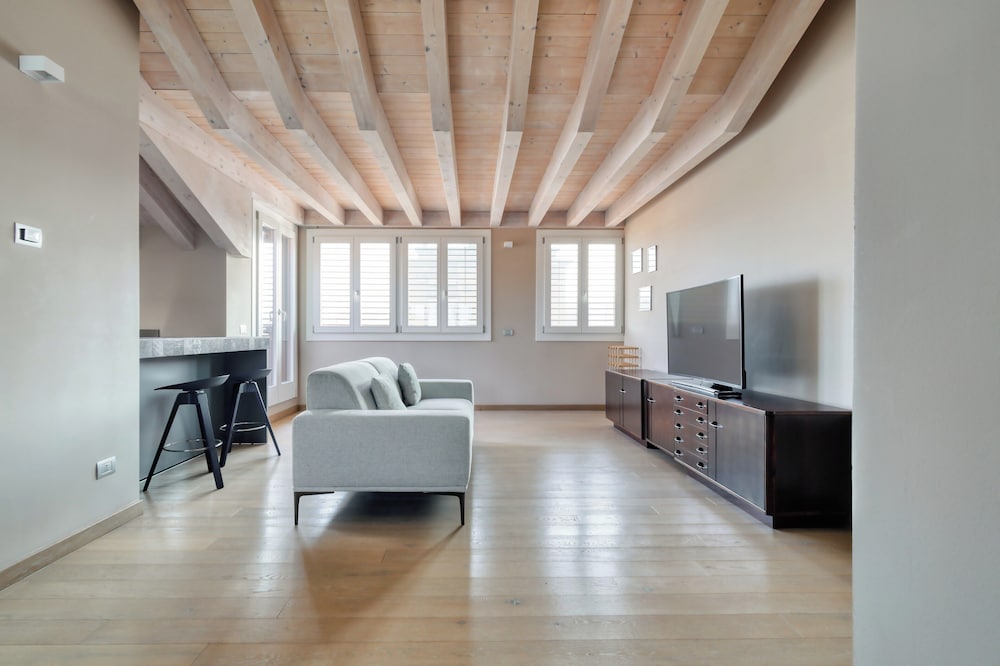 Elegant apt with parking and balcony
