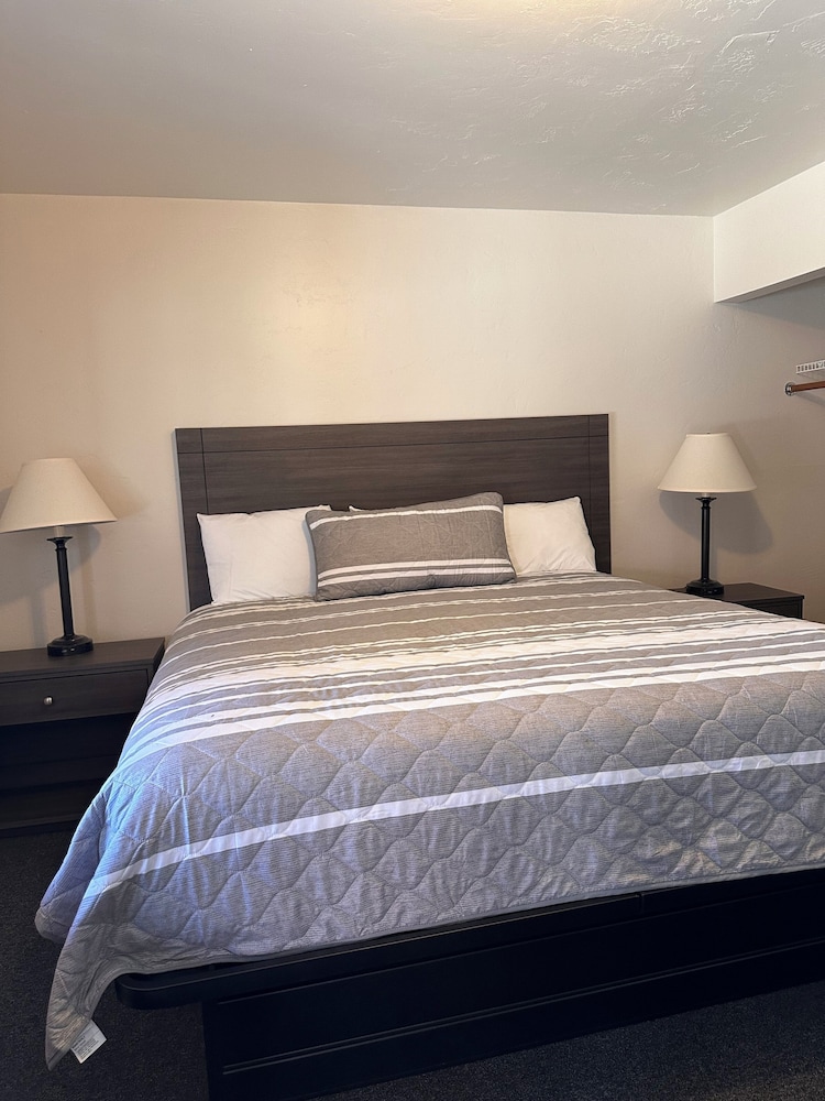 Lee Vining Motel view 5