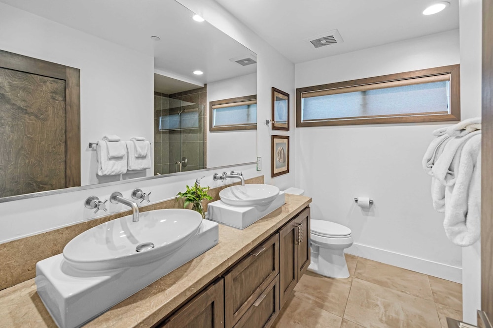 200 East Balboa Oceanview Rooftop Steps to Sand, Pier, Boardwalk & Dining