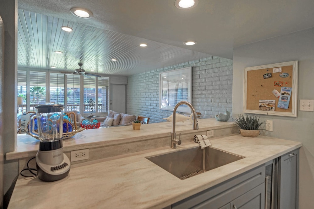 Pour Me a Vacation Mins to Beach Community Pool Tennis Court Private Balcony