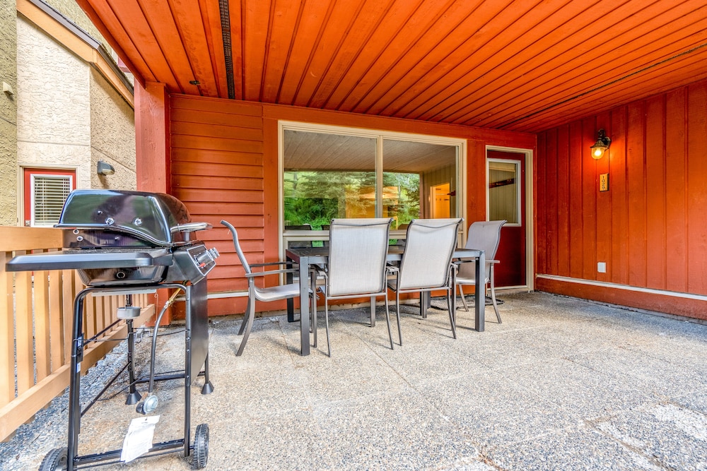 Fully RENOVATED Studio | Ski In/Out: Closest Condo to Lift | Pool & Hot Tubs - Image 3