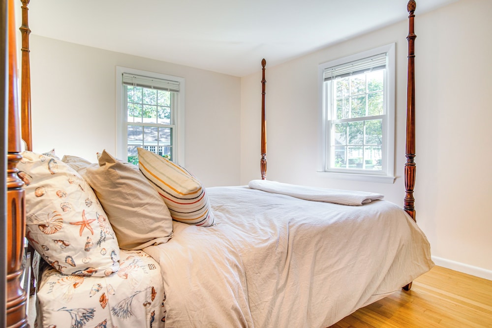 Bike to Private Beach: Cape Cod Escape w/ Sunroom