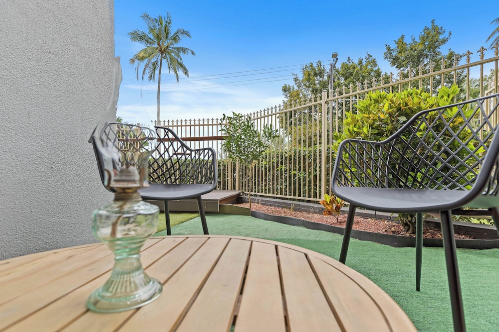 Rainforest Reef Retreat - Esplanade Ground-floor Apartment
