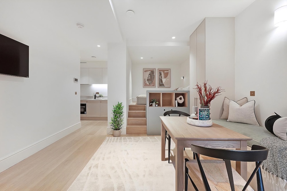 Stylish Earl's Court Studio Plus Patio