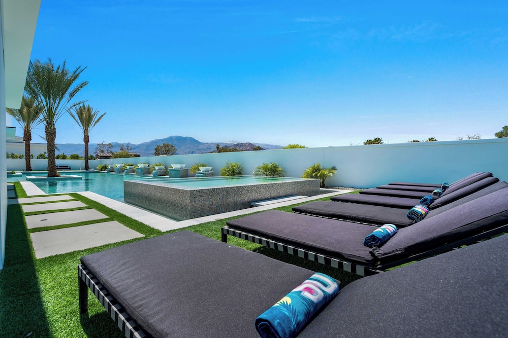 Pool, Hot Tub & Putting Green Minutes From Dining & Golf Bravo Villa #13 by Avantstay