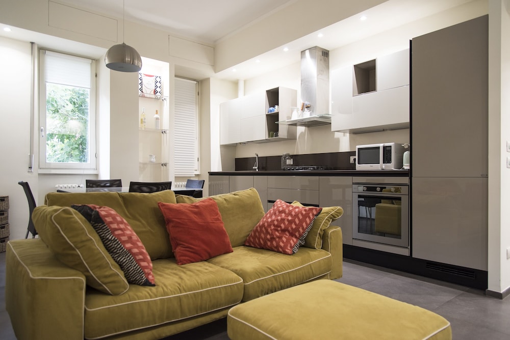 2 Bedrooms Flat with Parking near Metro Stop