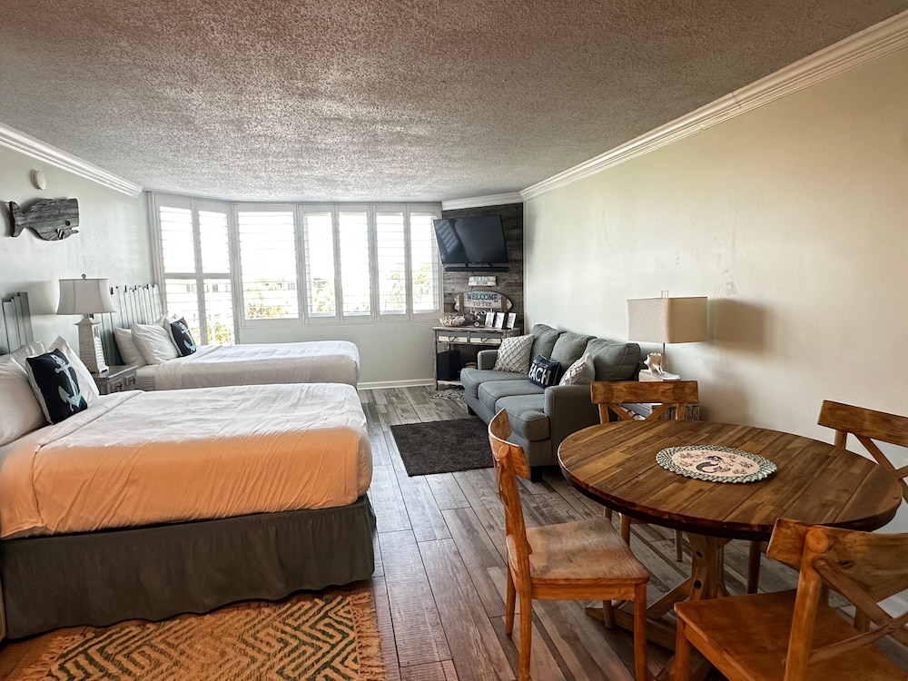 Renovated Beach Front Condo - Top of the Gulf 302