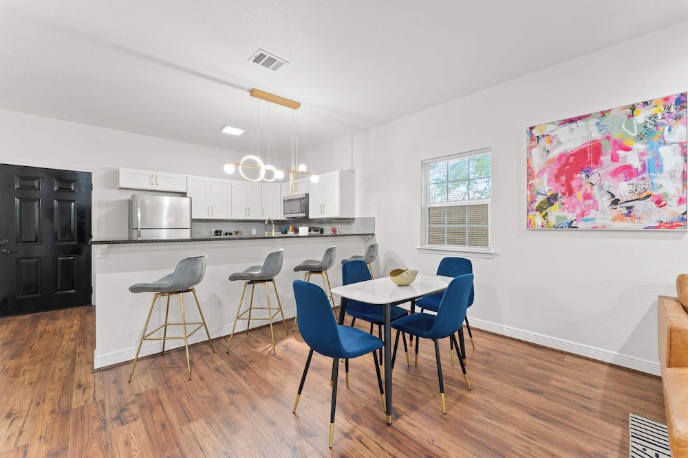 NRG Medcenter 2BD 2 5BA w Fencedyard King Bed