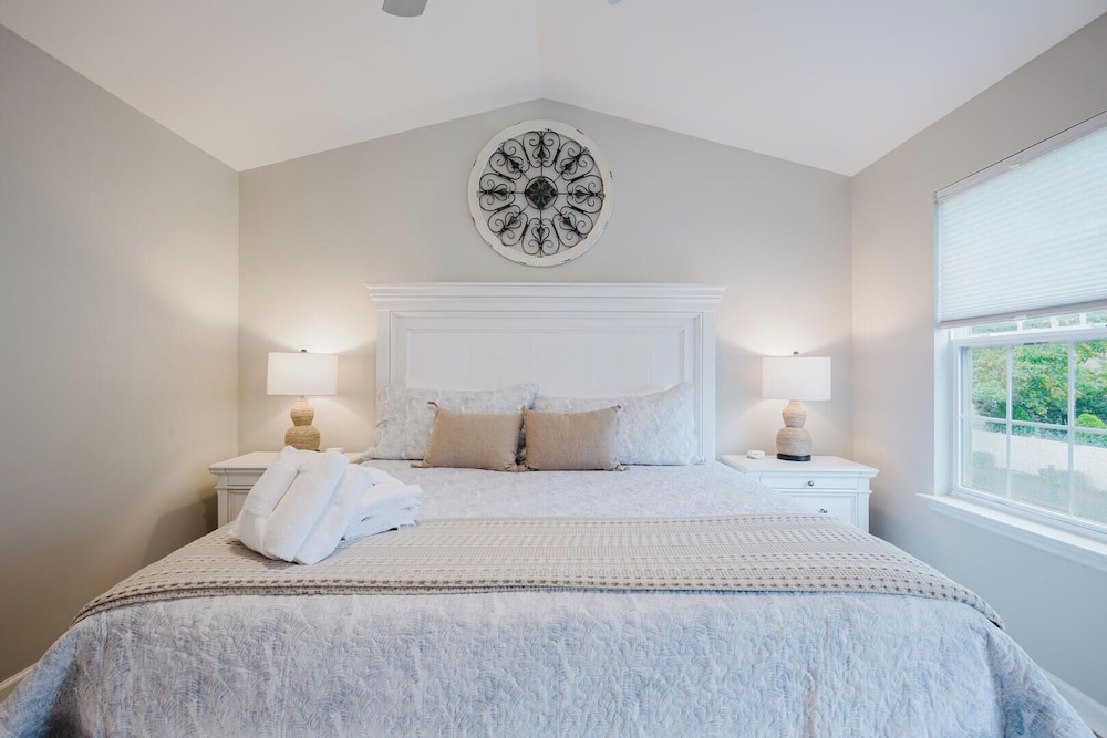 Lowcountry Lodge! In the Heart of Historic Old Town Bluffton SC