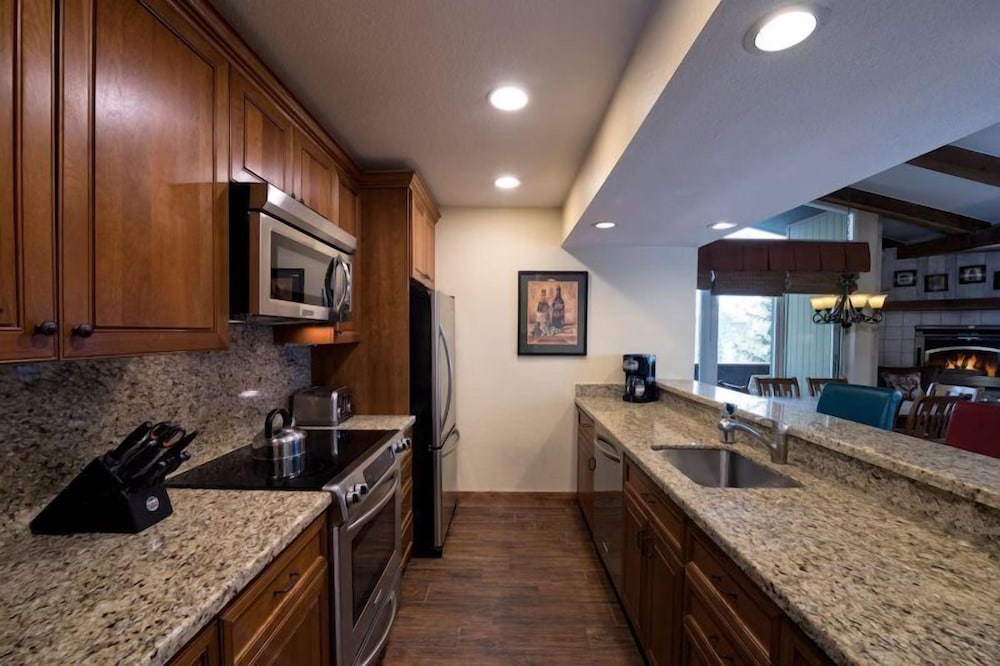 Vail Village 3 Bedroom Condo at the Covered Bridge - Pool, hot tub & More!