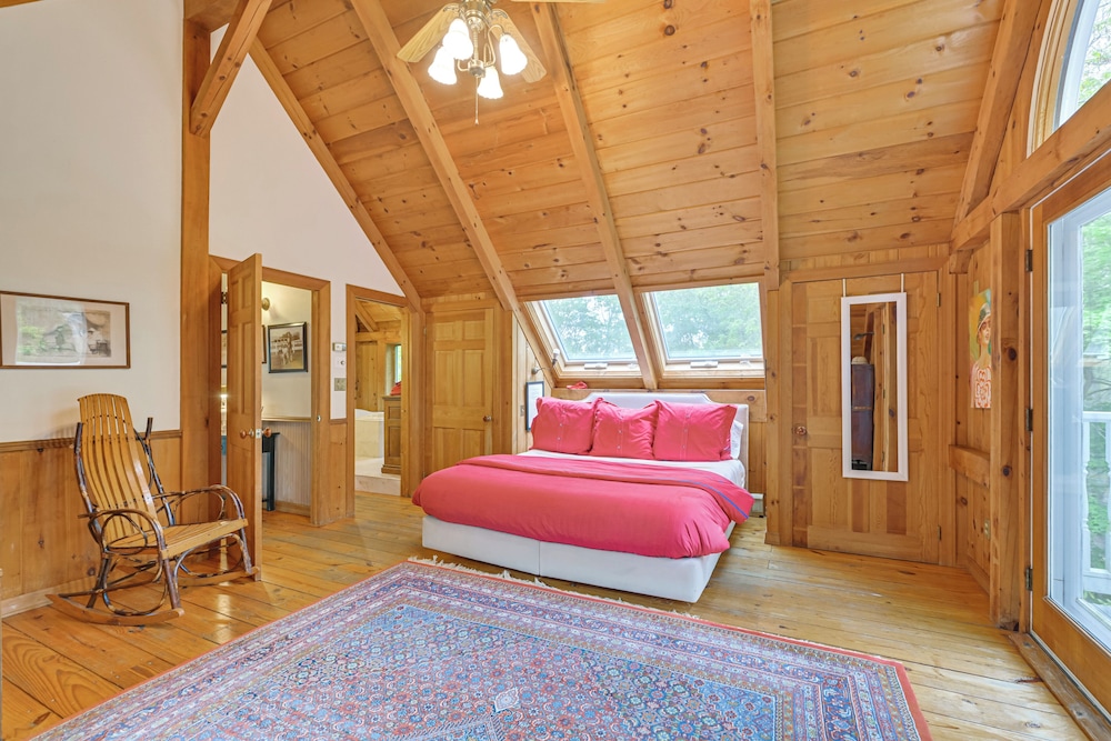 20-acre Hamptons Nature Escape w/ Hot Tub & Pool