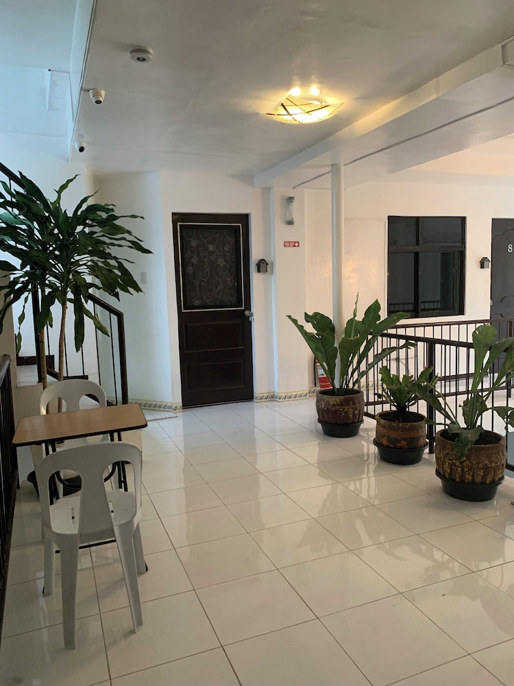 Luna Oslob Travellers Inn