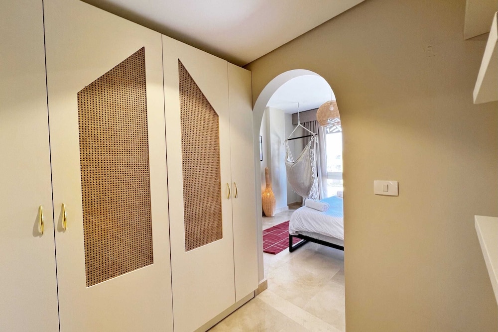 Xuru Stays I Exotic 1bdr w/ Outdoor Terrace Pool & Beach Access