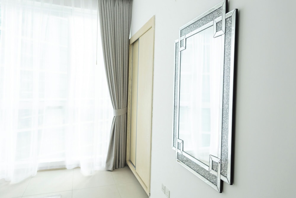 HAPPY SEASON I Al Bateen Residences