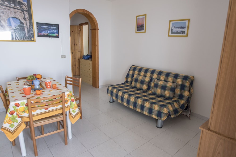 Holiday Home in Sciacca Mare Tennis Soccer Field, Barbecue, Wifi, Kitchenette view 2