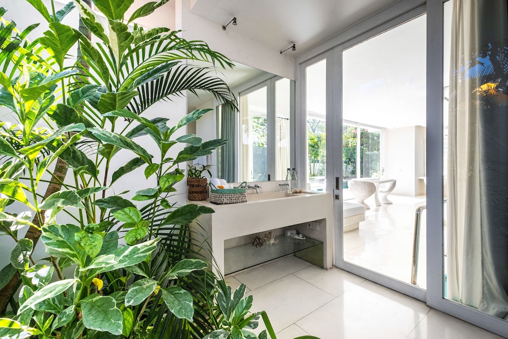 Villa Puro Blanco — bathroom