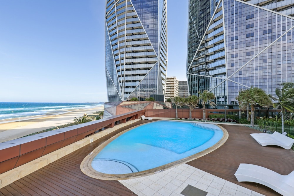 Luxury Beachfront 1-bed Apartment With Pool & Gym