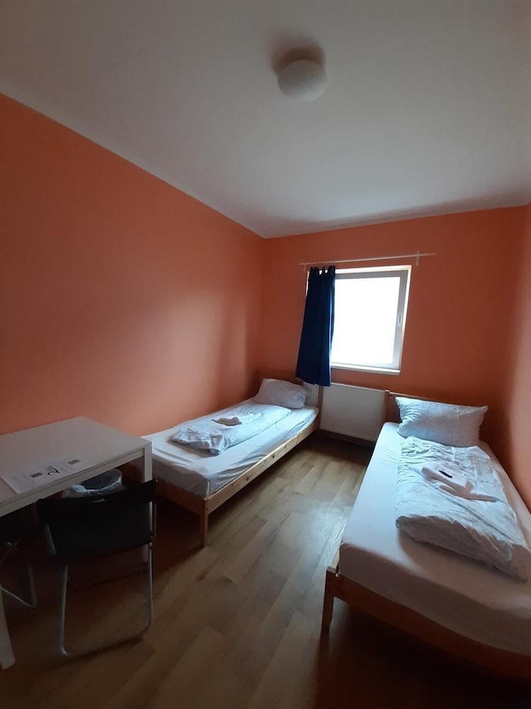 2-Rent Group Hostel Rooms&Apartments TUB19A