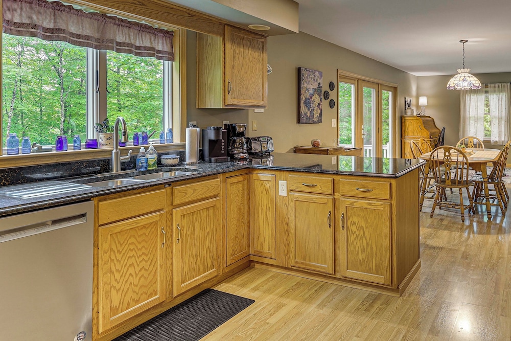 2 Mi to Woodbury Wildlife Area: Cozy Farmhouse!