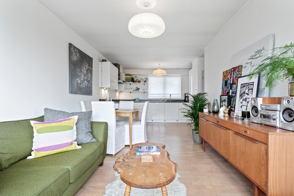 Lovely 2 Bed Apartment w Balcony nr River Thames