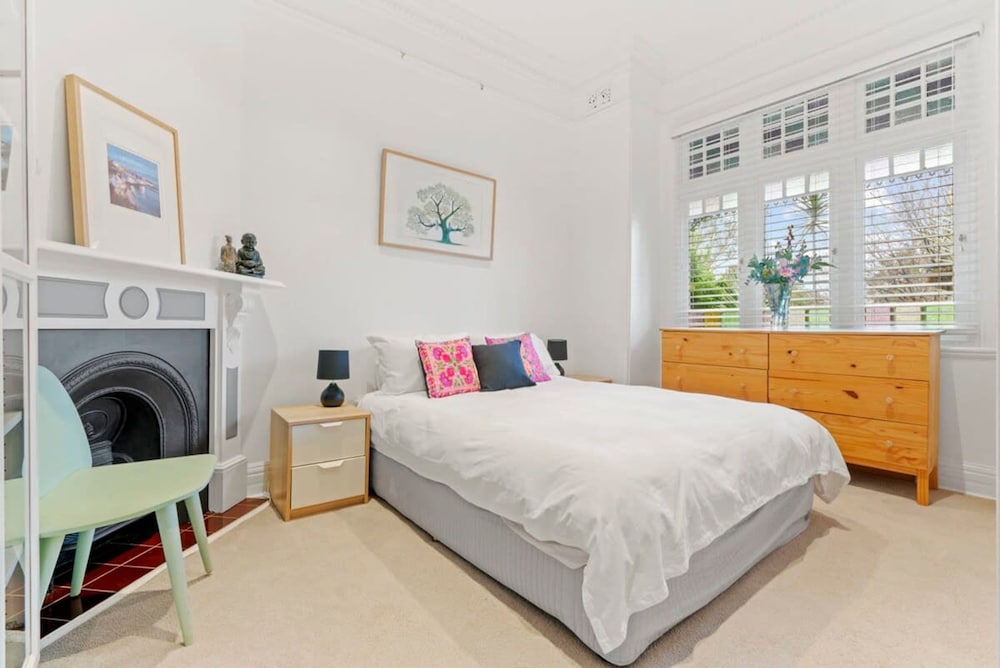 Bright Home in Trendy Newtown Close to the Park