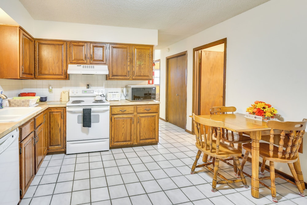 5 Mi to Hutchinson Attractions: Cozy Apt