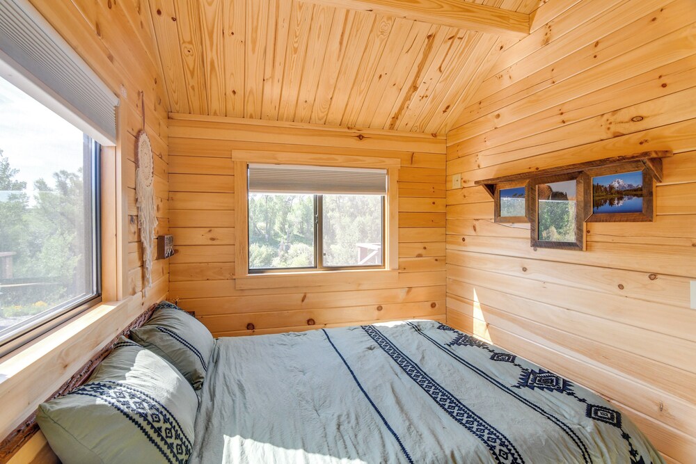 Fall River Cabin Retreat: On-site Fly Fishing!