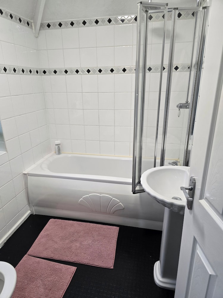 3 Bed House - Sleeps 5 - Pets - Garden - Parking