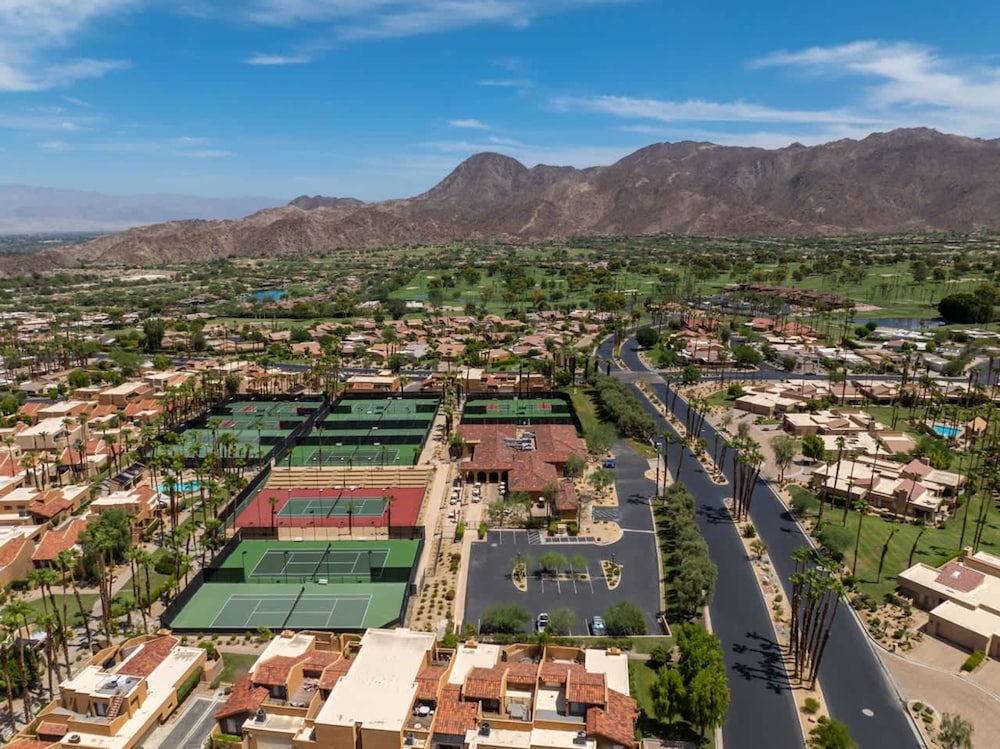 Desert Flower- Ironwood CC Condo Pool Spa