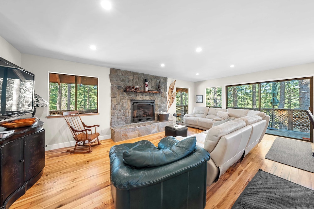 Secluded Incline Village Stay w/ Deck Near Diamond Peak & Lake Cloud 9 and 1/2 by Avantstay