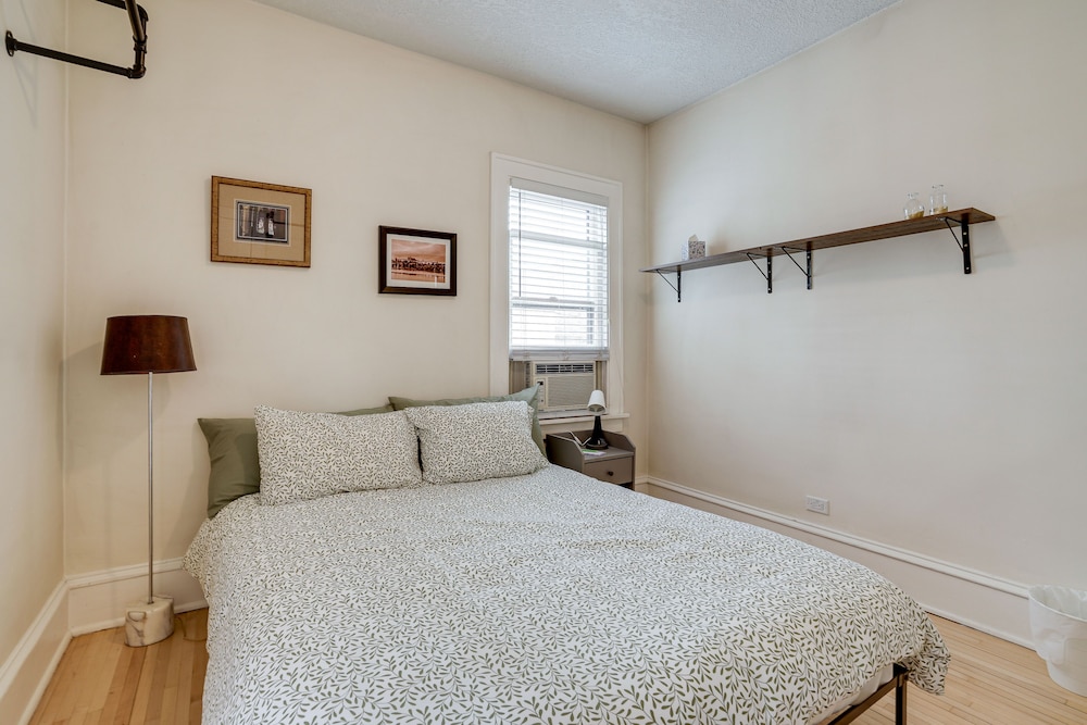 Bright Minneapolis Apartment - 1 Mi to Downtown!