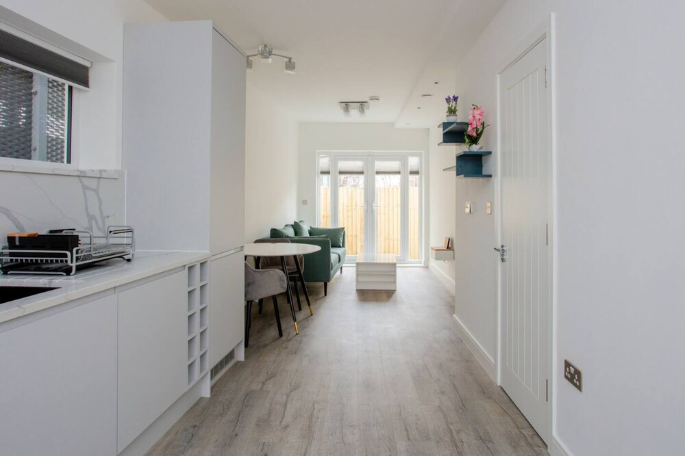 Bright 1 Bedroom Apartment in West London
