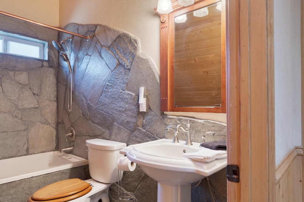 Pinetree Place by Avantstay Group Cabin w/ Hot Tub Minutes to the Lake
