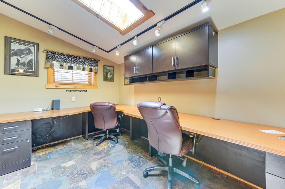 Stunning Mountain Views: Spacious Cabin in Dubois!