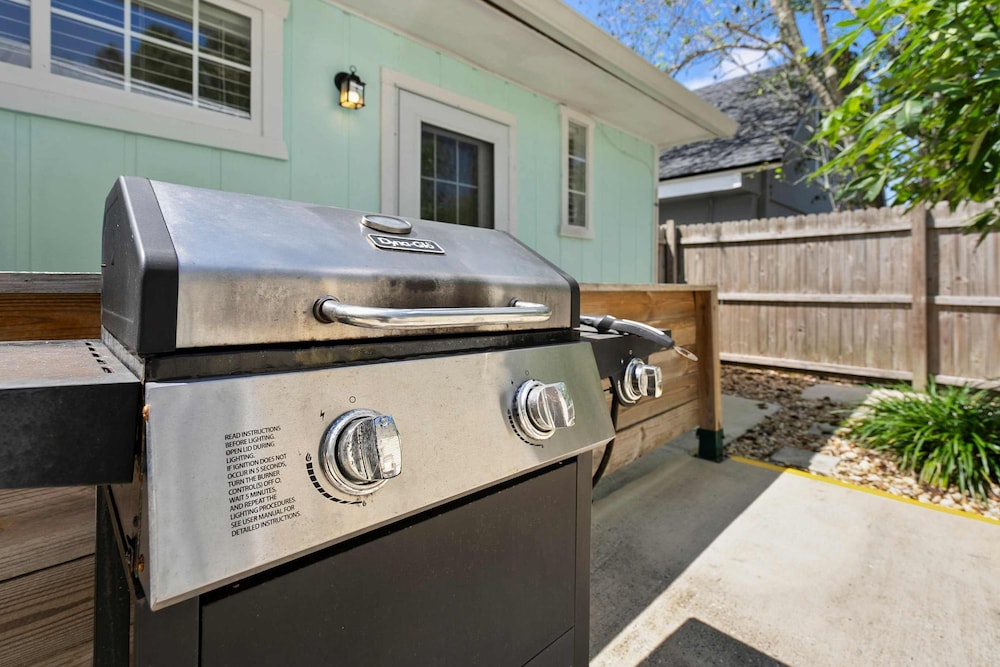 Just North of Downtown Fenced Yard BBQ Patio