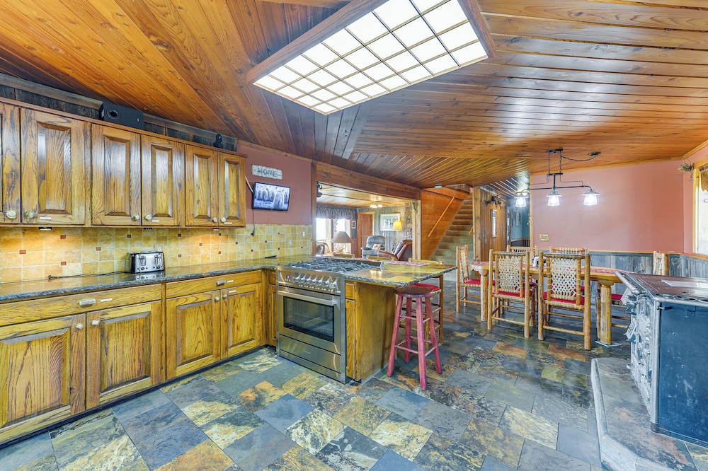 Stunning Mountain Views: Spacious Cabin in Dubois!