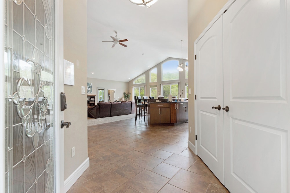 Huge! Sleeps 30-kayaks, Pedal Boat & Paddle Boards