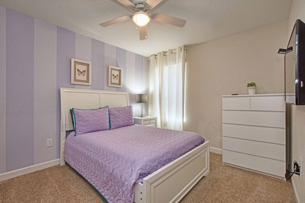 Spacious 6 Bed Home With Pool in Prime Storey Lake