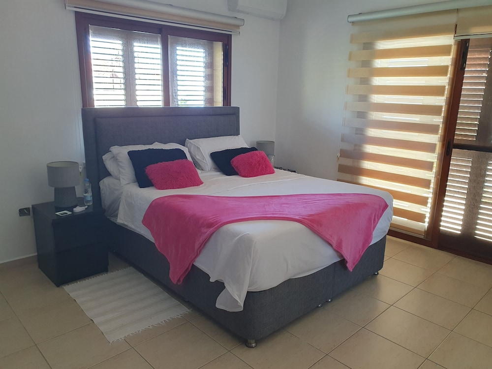 Inviting 3-bed Villa in Kayalar view 3
